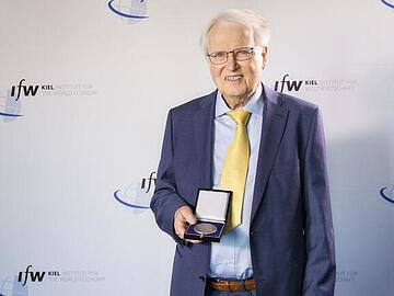 Assar Lindbeck zeigt die Medaille, die er bei der Verleihung des Weltwirtschaftlichen Preises 2017 erhalten hat.