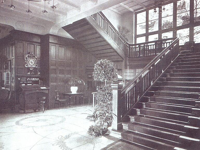 Foyer und Holztreppe im Institutsgebäude