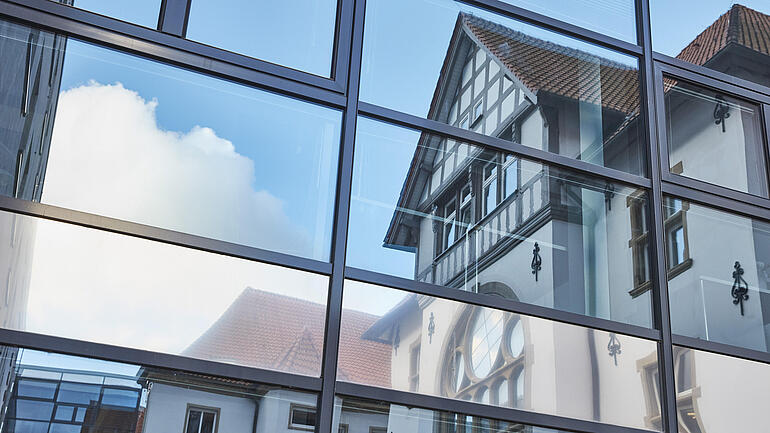 Kiel Institute Gebäude spiegelt sich in einer Glasfassade