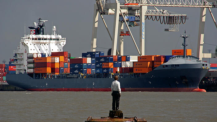 Containerschiff Hamburger Hafen mit Mannfigur