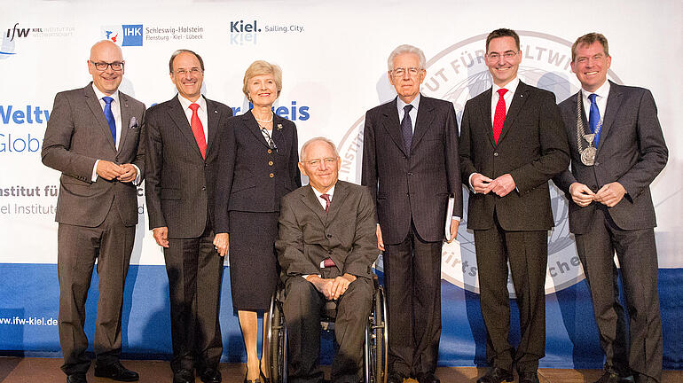 The laureates and guests of honor at the 2016 Global Economy Prize 2016. Left to right: Torsten Albig, prime minister of Schleswig-Holstein, Dennis J. Snower, President of the Kiel Institute, Friede Springer, Wolfgang Schäuble, Federal Minister of Finance, Mario Monti, Consul Klaus-Hinrich Vater, Vice-President of the Schleswig-Holstein Chamber of Commerce and Industry, Ulf Kämpfer, Mayor of Kiel