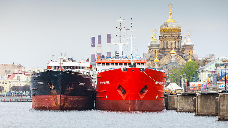 Große Containerschiffe stand vertäut auf den Fluss Neva / big cargo ships stand moored on the Neva river
