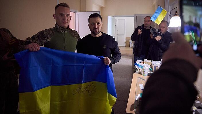 Ukraine President Selenkyj with soldier und flag