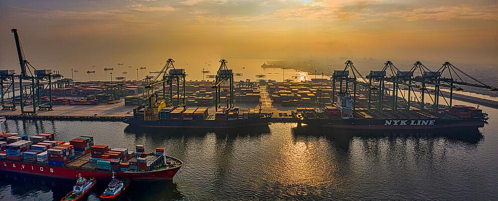 Hafen mit Containerschiffen