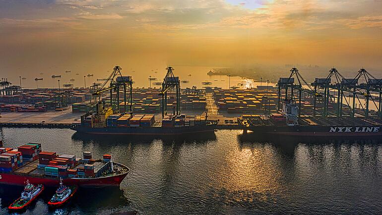 Hafen mit Containerschiffen