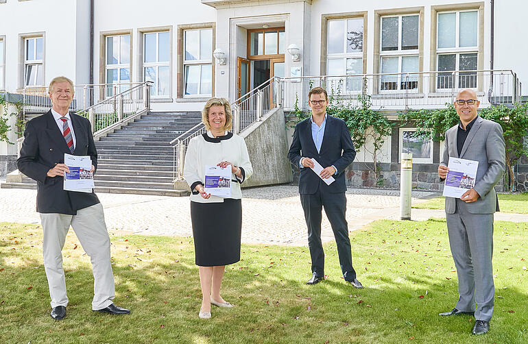 Die Professoren Georg Plate, Kerstin Fink und Daniel Graewe (Nordakademie) mit Prof. Gabriel Felbermayr (IfW Kiel); v.l.n.r.