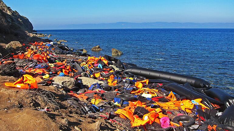 Rettungswesten an einem Strand