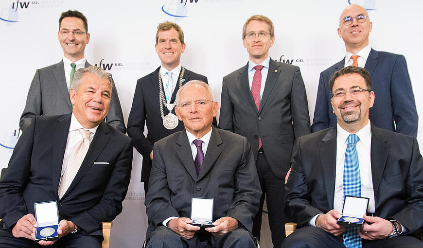 Global Economy Prize Gruppenbild mit Klaus-Hinrich Vater, Hikmet Ersek, Dr. Ulf Kämpfer, Dr. Wolfgang Schäuble MdB, Daniel Günther, Prof. Daron Acemoglu, Ph.D. und Gabriel Felbermayr 