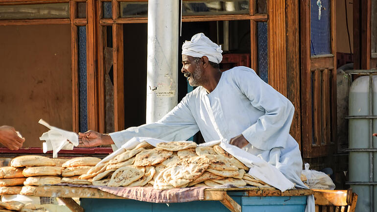 Brotverkäufer auf der Straße von Hurghada, Ägypten / Hurghada, Egypt: Bread seller on street