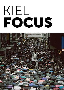 Cover Kiel Focus Crowded street