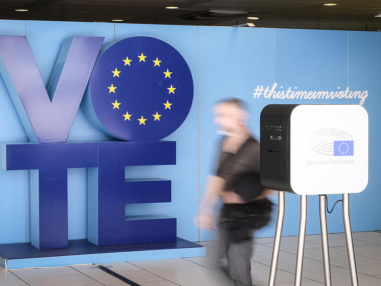 Wall with large letters "Vote", the O showing the EU stars