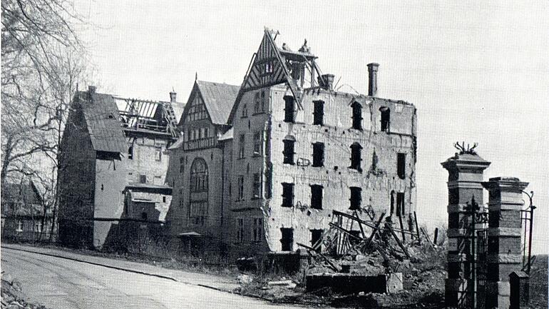 Zerstörtes Institutsgebäude 1944