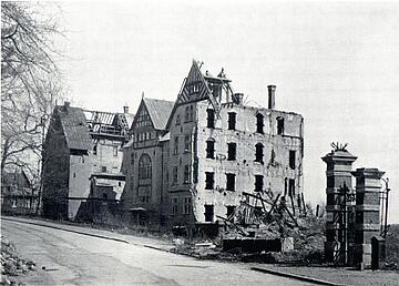 Zerstörtes Institutsgebäude 1944