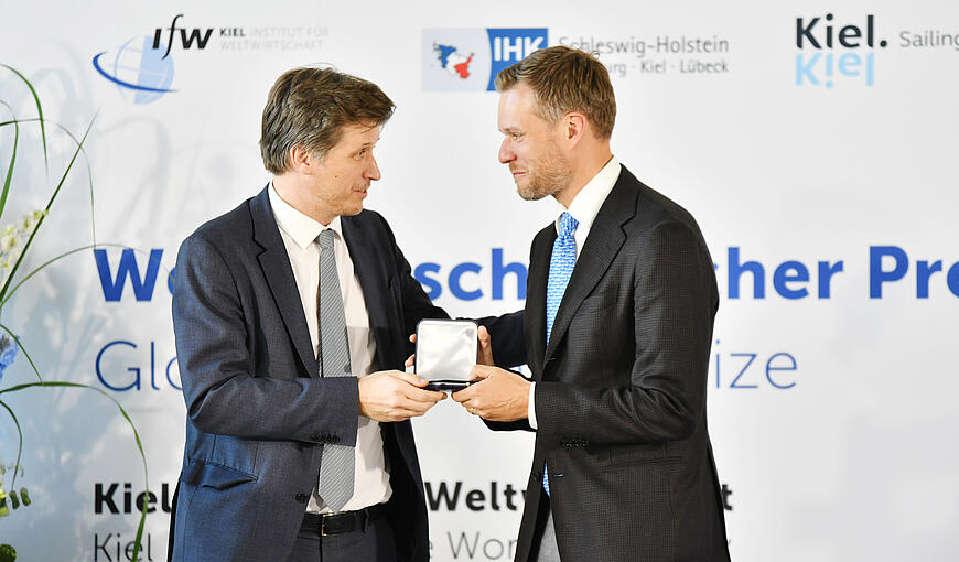 Moritz Schularick awards Gabrielius Landsbergis the Global Economy Prize Medal