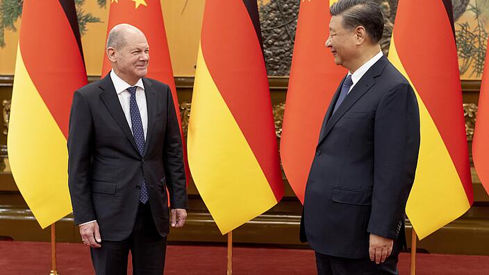 Bundeskanzler Olaf Scholz (l.) und Xi Jinping, Präsident Chinas (r.), bei der Begrüßung in der Großen Halle des Volkes