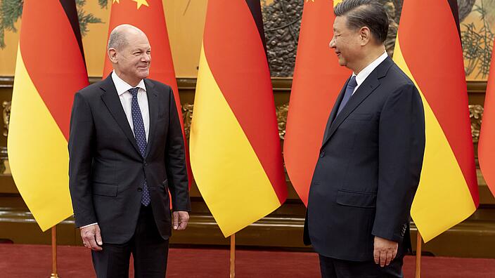 Bundeskanzler Olaf Scholz (l.) und Xi Jinping, Präsident Chinas (r.), bei der Begrüßung in der Großen Halle des Volkes