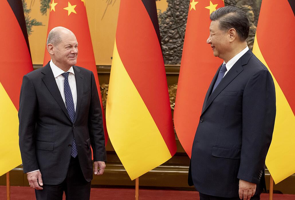 Bundeskanzler Olaf Scholz (l.) und Xi Jinping, Präsident Chinas (r.), bei der Begrüßung in der Großen Halle des Volkes