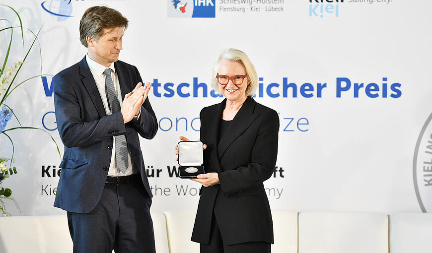 Moritz Schularick awards Monika Schnitzer the Global Economy Prize Medal