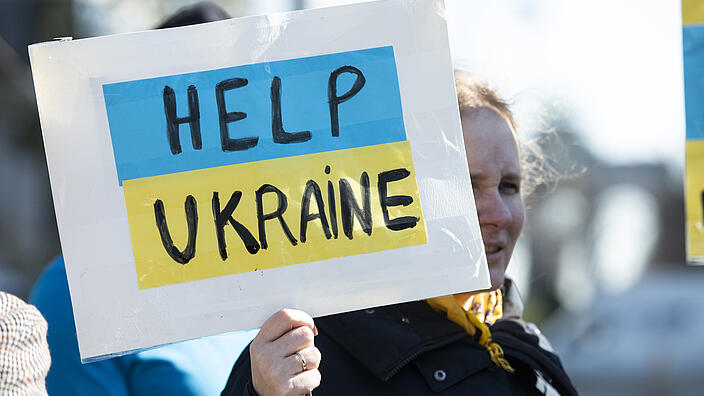 Help Ukraine Frau Demonstration