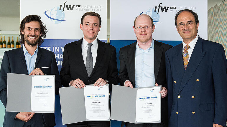 Excellence Award winners Mathieu Couttenier (Universität Genf), Ferdinand Rauch (University of Oxford), Felix Tintelnot (Chicago University) with Dennis J. Snower. 
