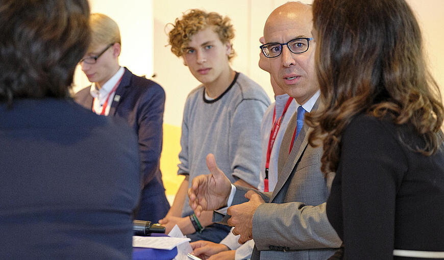Plenary „Next Generation: Wer gestaltet die Welt von morgen?“ mit Jakob Blasel (Repräsentant Fridays for Future Deutschland), Lilly Martha Gläser (Junger Rat Kiel), Kristof Hackethal (Gründer, PAPARE), Sebastian Thiede (Junger Rat Kiel), Gabriel Felbermayr (Präsident, Institut für Weltwirtschaft), Marion Jansen (Chief Economist, International Trade Centre) und Moderatorin Carolin Roth (Journalistin, CNBC) 