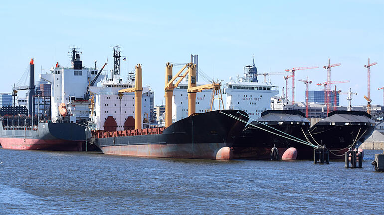 Frachtschiffe im Hafen warten auf das Ende der Wirtschaftskrise