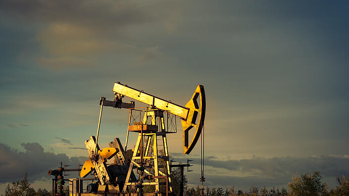 Öl-Pumpen / Oil pump jacks at sunset sky background