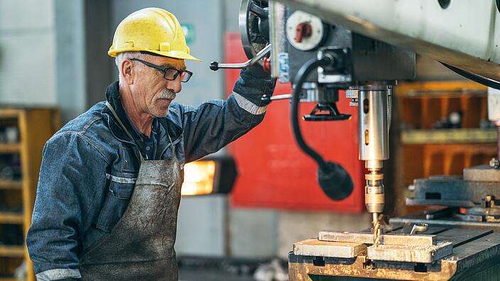 Arbeiter arbeiten mit Bohrer / worker working on drill bit