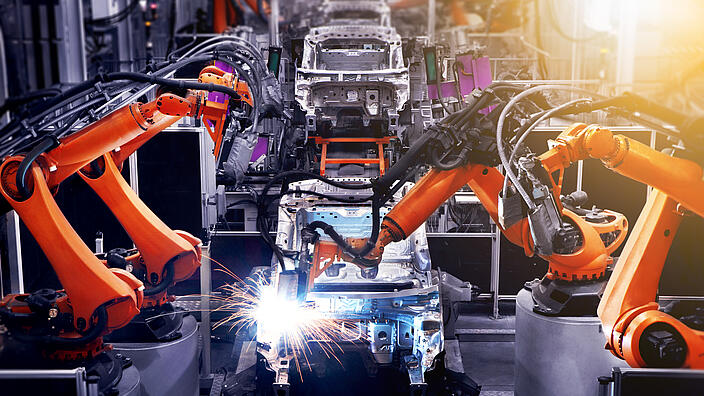 Vollautomatische Autoproduktion mit Roboterarmen