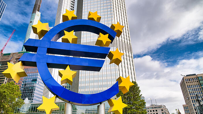 Euro Zeichen an der Zentrale der Europäischen Zentralbank
