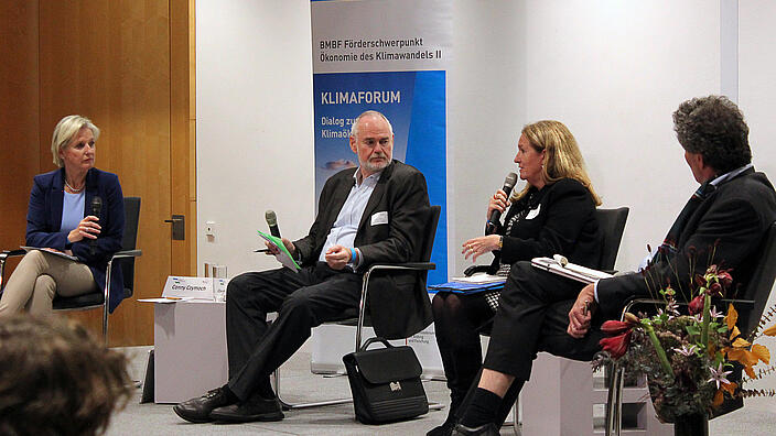 Panel mit Prof. Dr. Gert G. Wagner (SVRV), Ingrid-Gabriela Hoven (GIZ) und Dr. Olaf Burghoff (GDV), moderiert von Conny Czymoch