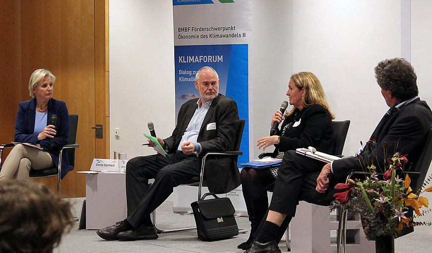 Panel mit Prof. Dr. Gert G. Wagner (SVRV), Ingrid-Gabriela Hoven (GIZ) und Dr. Olaf Burghoff (GDV), moderiert von Conny Czymoch