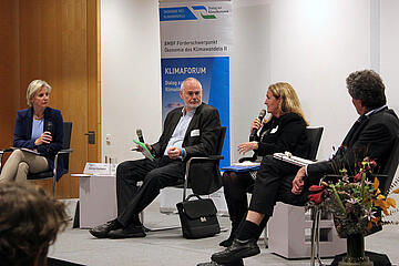 Panel mit Prof. Dr. Gert G. Wagner (SVRV), Ingrid-Gabriela Hoven (GIZ) und Dr. Olaf Burghoff (GDV), moderiert von Conny Czymoch