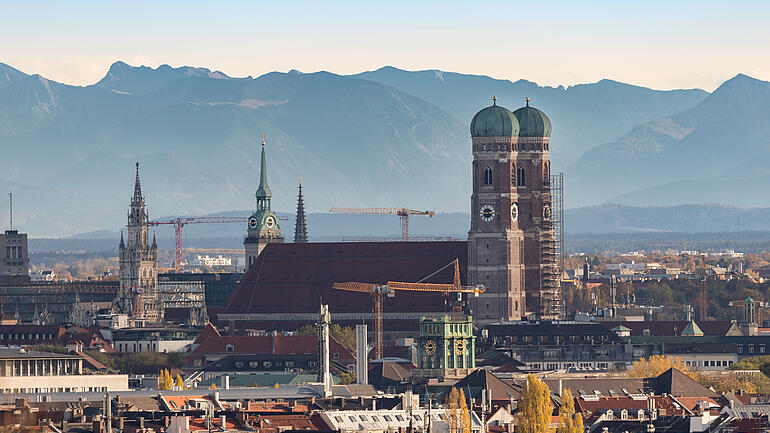 Stadtbild München mit Frauenkirche