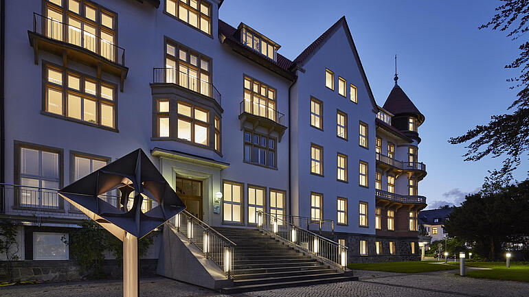 Outdoor Shots of the Kiel Institute | Außenaufnahmen des Kiel Institute In front of the Kiel Institute | Eingangsbereich des Kiel Institute