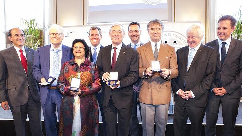 The laureates of the Global Economy Prize 2017 show their medals. They are acompanied by officials of the Kiel Institute, the city of Kiel and the Chamber of Commerce of Schleswig-Holstein.
