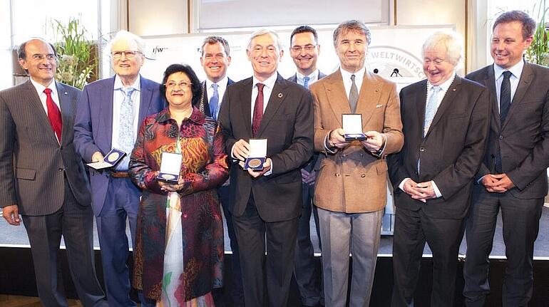 The laureates of the Global Economy Prize 2017 show their medals. They are acompanied by officials of the Kiel Institute, the city of Kiel and the Chamber of Commerce of Schleswig-Holstein.