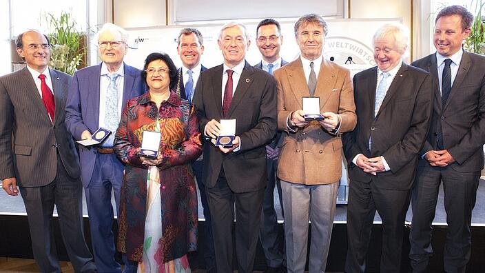 The laureates of the Global Economy Prize 2017 show their medals. They are acompanied by officials of the Kiel Institute, the city of Kiel and the Chamber of Commerce of Schleswig-Holstein.
