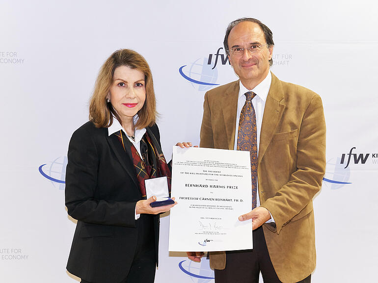Dennis Snower presents the Bernhard Harms Prize 2018 to Carmen Reinhart Dennis Snower presents the Bernhard Harms Prize 2018 to Carmen Reinhar