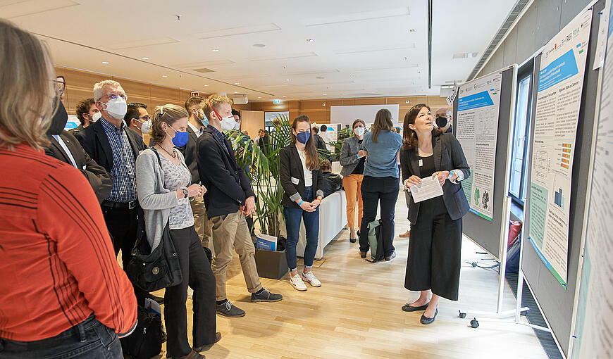 Ramona Gulde hält eine Poster-Session