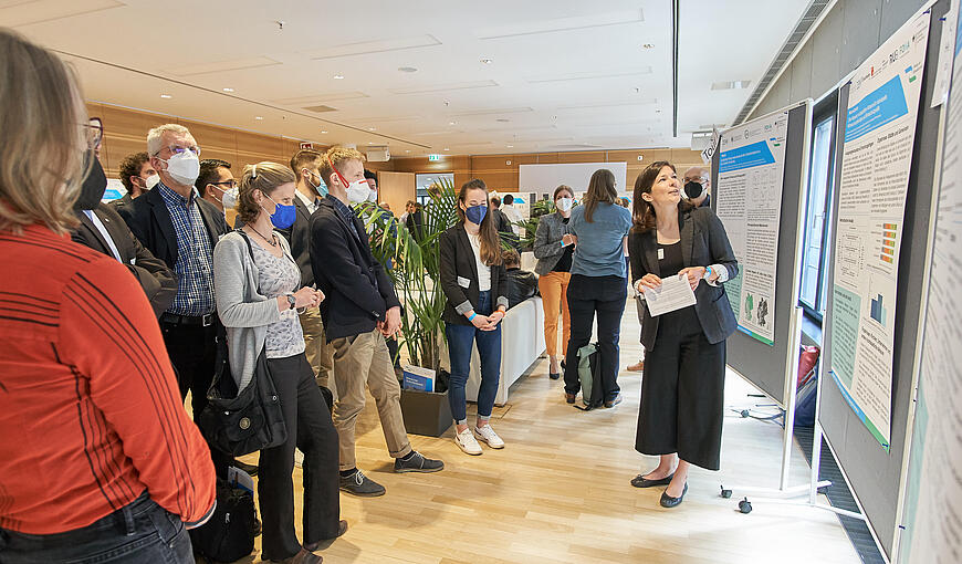 Ramona Gulde hält eine Poster-Session