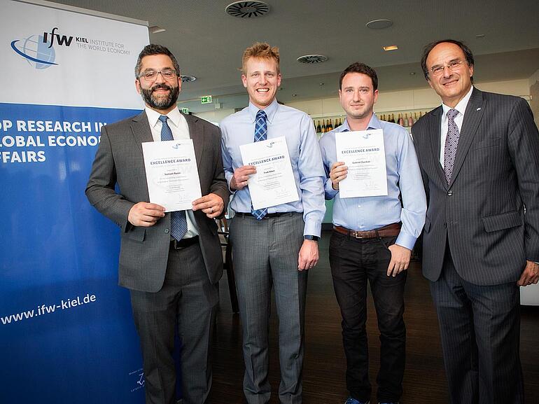 Samuel Bazzi, Treb Allen und Gabriel Zucman zeigen die Urkunden, die sie bei der Verleihung der Excellence Awards bekommen haben. Dennis Snower hat sie überreicht.