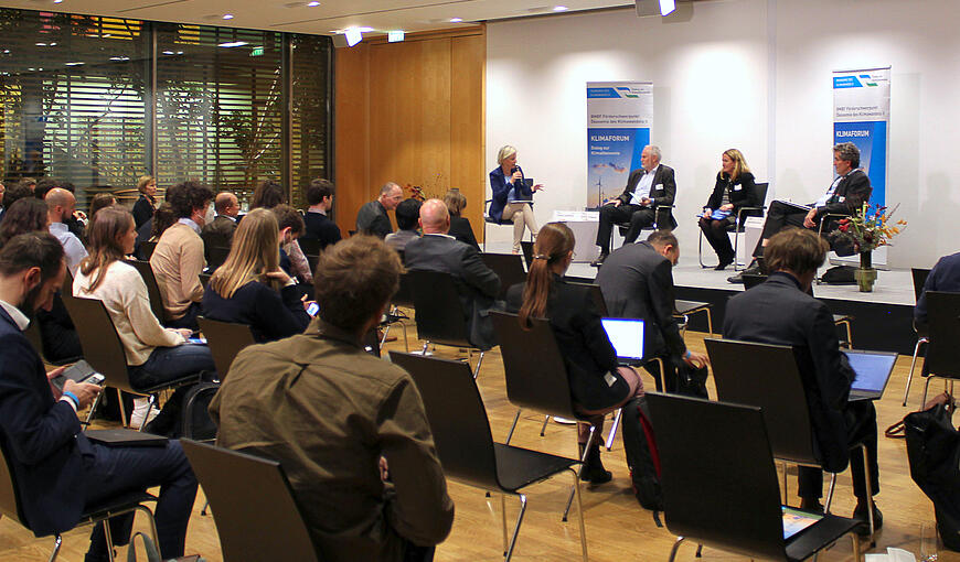 Panel mit Prof. Dr. Gert G. Wagner (SVRV), Ingrid-Gabriela Hoven (GIZ) und Dr. Olaf Burghoff (GDV), moderiert von Conny Czymoch