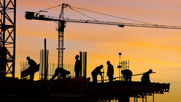 Baustelle bei Sonnenuntergang