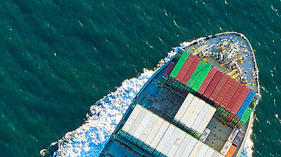 Luftaufnahme Bug eines Containerschiffs