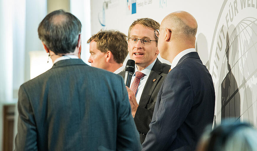 Der Ministerpräsident des Landes Schleswig-Holstein, Daniel Günther im Gespräch mit Gabriel Felbermayr.