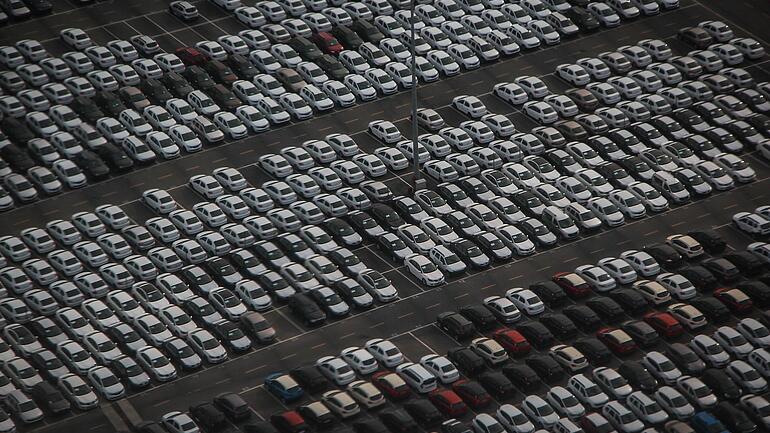 Cars in a very large parking lot, ready for shipping 