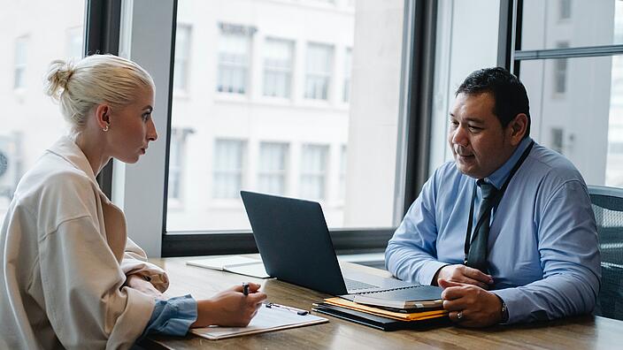 Mann und Frau im Büro / man and woman in office