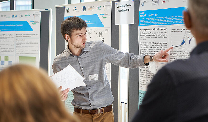 Waldemar Marz hält eine Poster-Session