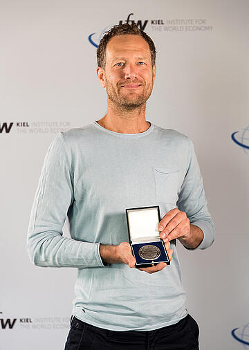 Bas van Abel showing his medal